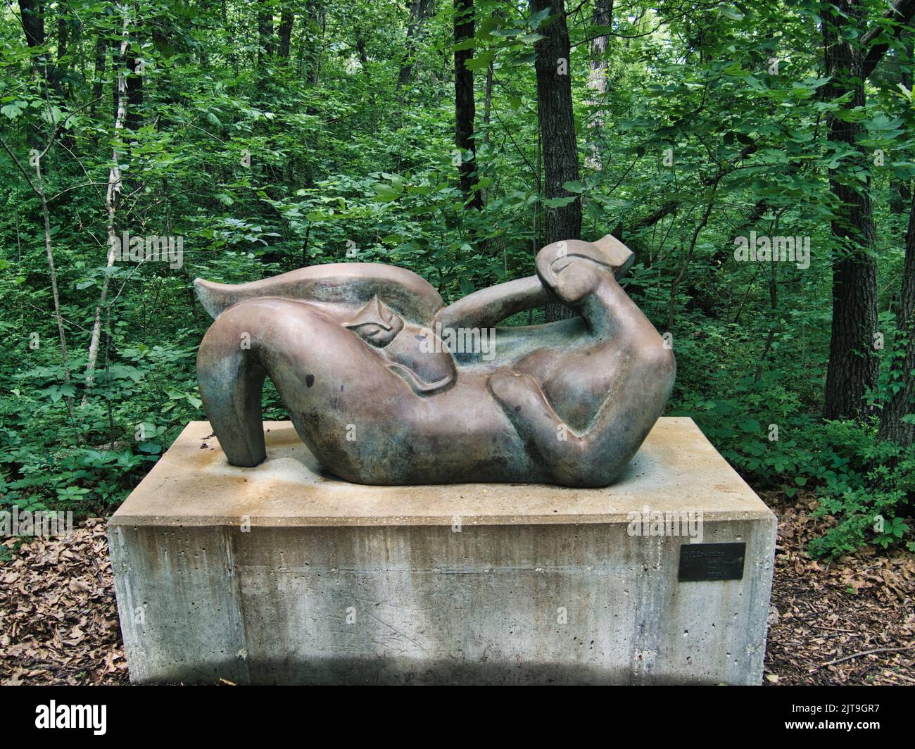 Die Bronzeskulptur „Dreaming“ im Overland Park Arboretum im Overland Park Kansas KS Stockfoto