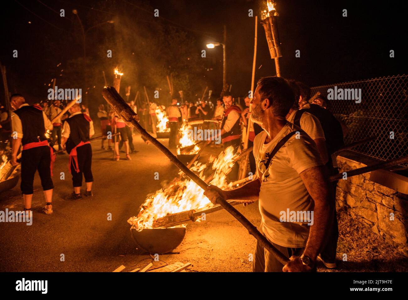 Festival des Fackelabstiegs in La Pobla de Segur zu Ehren der Jungfrau von Ribera, UNESCO-Weltkulturerbe in den Pyrenäen (Katalonien, Spanien) Stockfoto