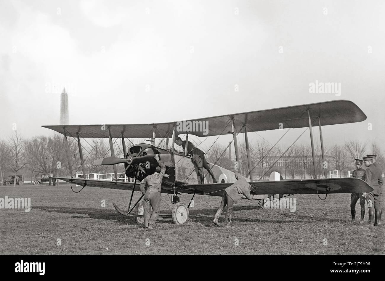 Eine Demonstration des zweimotorigen Avro 504K Training-Flugzeugs, das während des Ersten Weltkriegs von Oberst Charles eingesetzt wurde. E. Lee auf dem Polo Ground in New York, Vereinigte Staaten von Amerika. Stockfoto