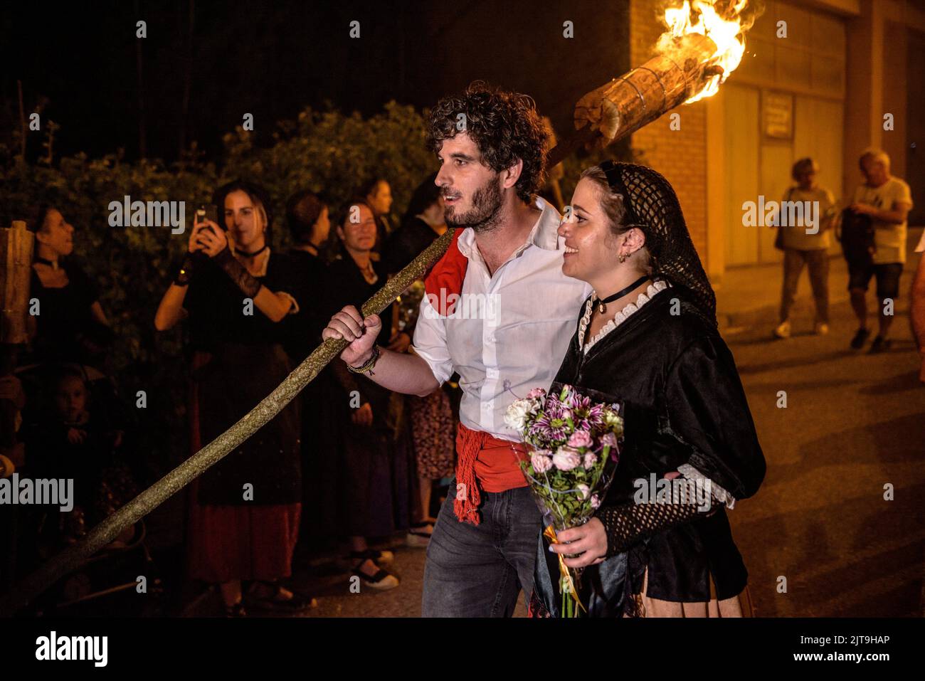 Festival des Fackelabstiegs in La Pobla de Segur zu Ehren der Jungfrau von Ribera, UNESCO-Weltkulturerbe in den Pyrenäen (Katalonien, Spanien) Stockfoto