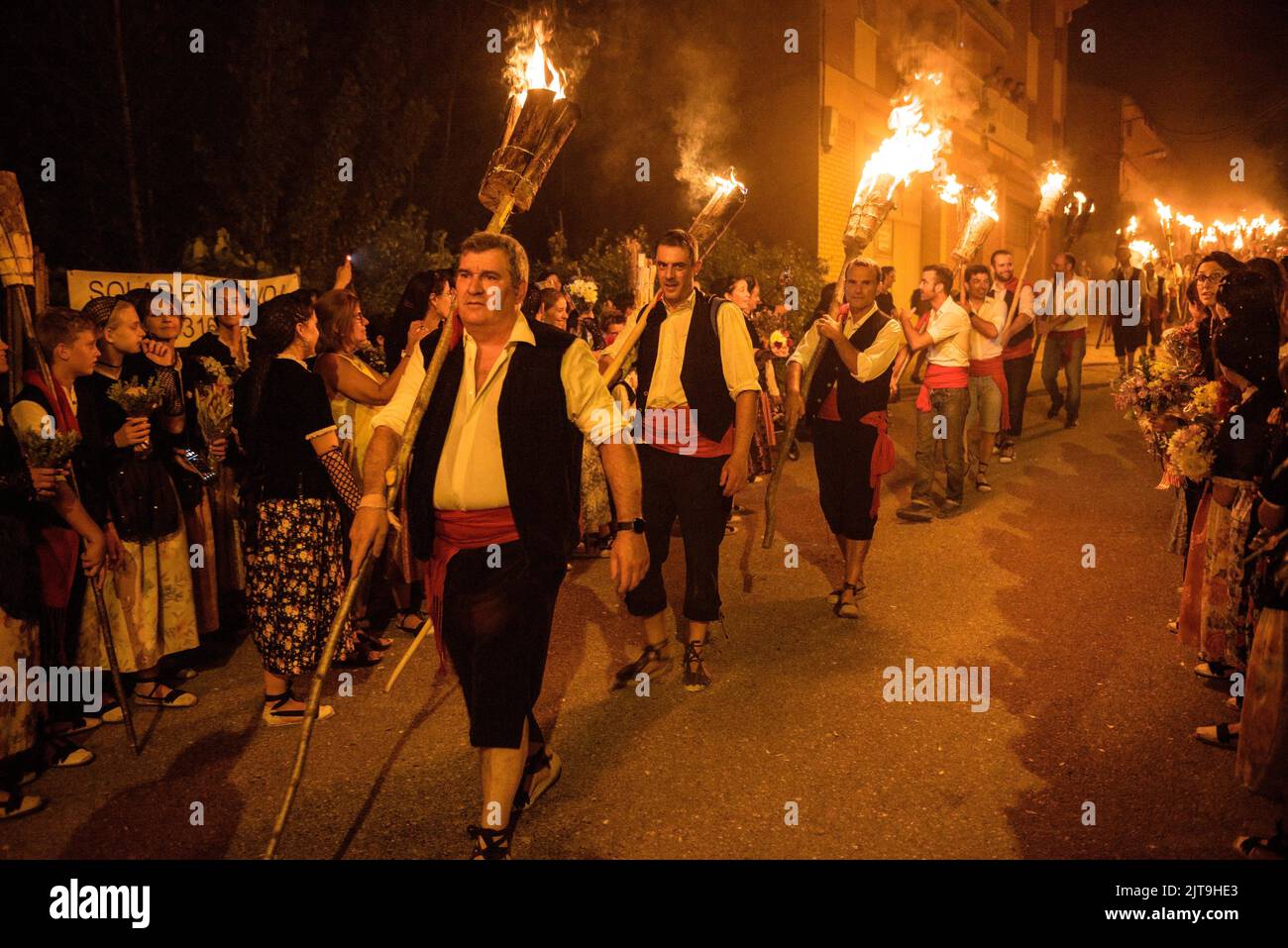 Festival des Fackelabstiegs in La Pobla de Segur zu Ehren der Jungfrau von Ribera, UNESCO-Weltkulturerbe in den Pyrenäen (Katalonien, Spanien) Stockfoto