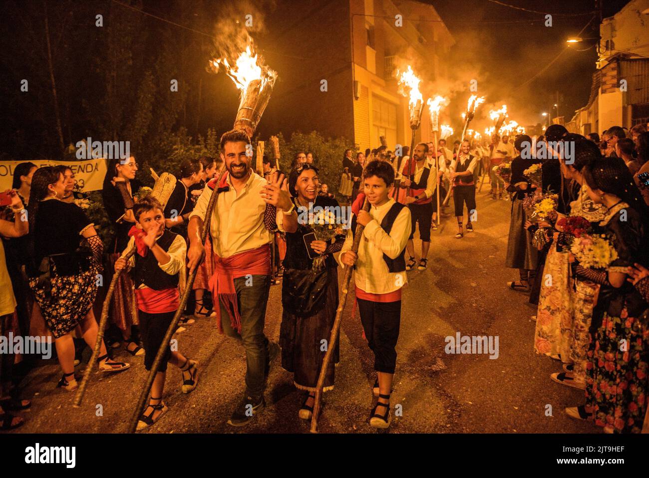 Festival des Fackelabstiegs in La Pobla de Segur zu Ehren der Jungfrau von Ribera, UNESCO-Weltkulturerbe in den Pyrenäen (Katalonien, Spanien) Stockfoto