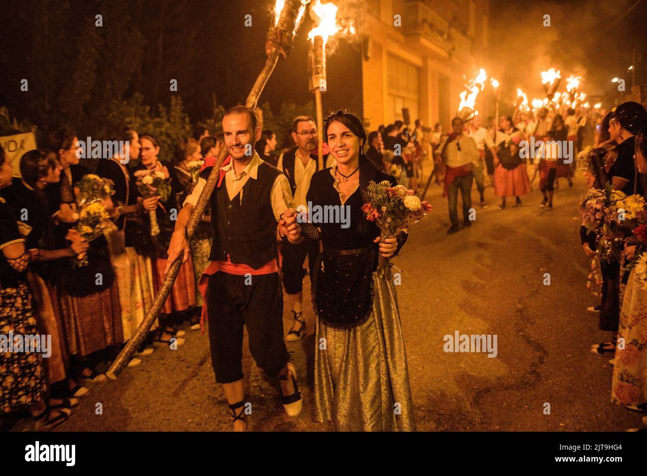 Festival des Fackelabstiegs in La Pobla de Segur zu Ehren der Jungfrau von Ribera, UNESCO-Weltkulturerbe in den Pyrenäen (Katalonien, Spanien) Stockfoto