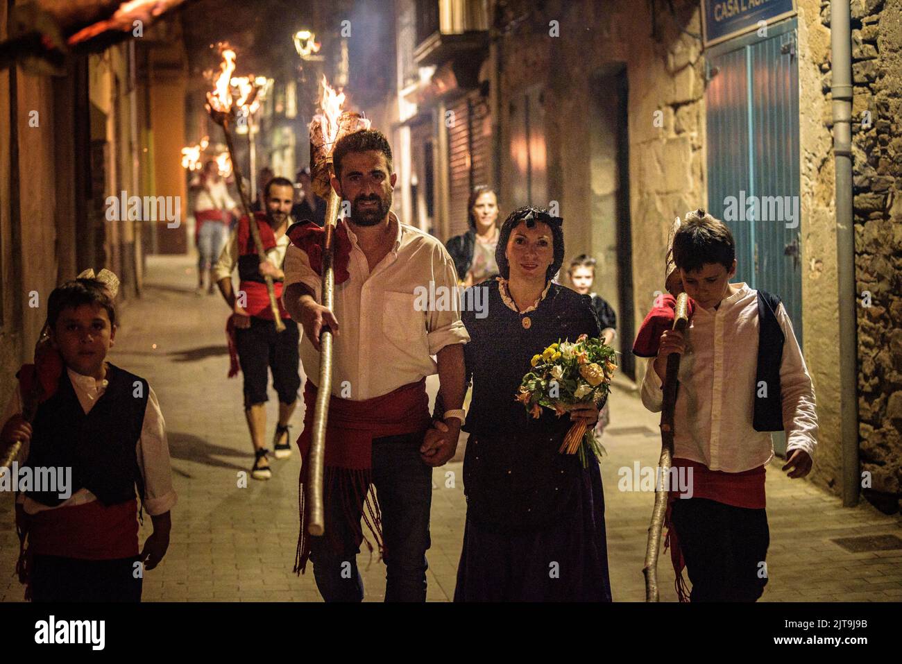 Festival des Fackelabstiegs in La Pobla de Segur zu Ehren der Jungfrau von Ribera, UNESCO-Weltkulturerbe in den Pyrenäen (Katalonien, Spanien) Stockfoto