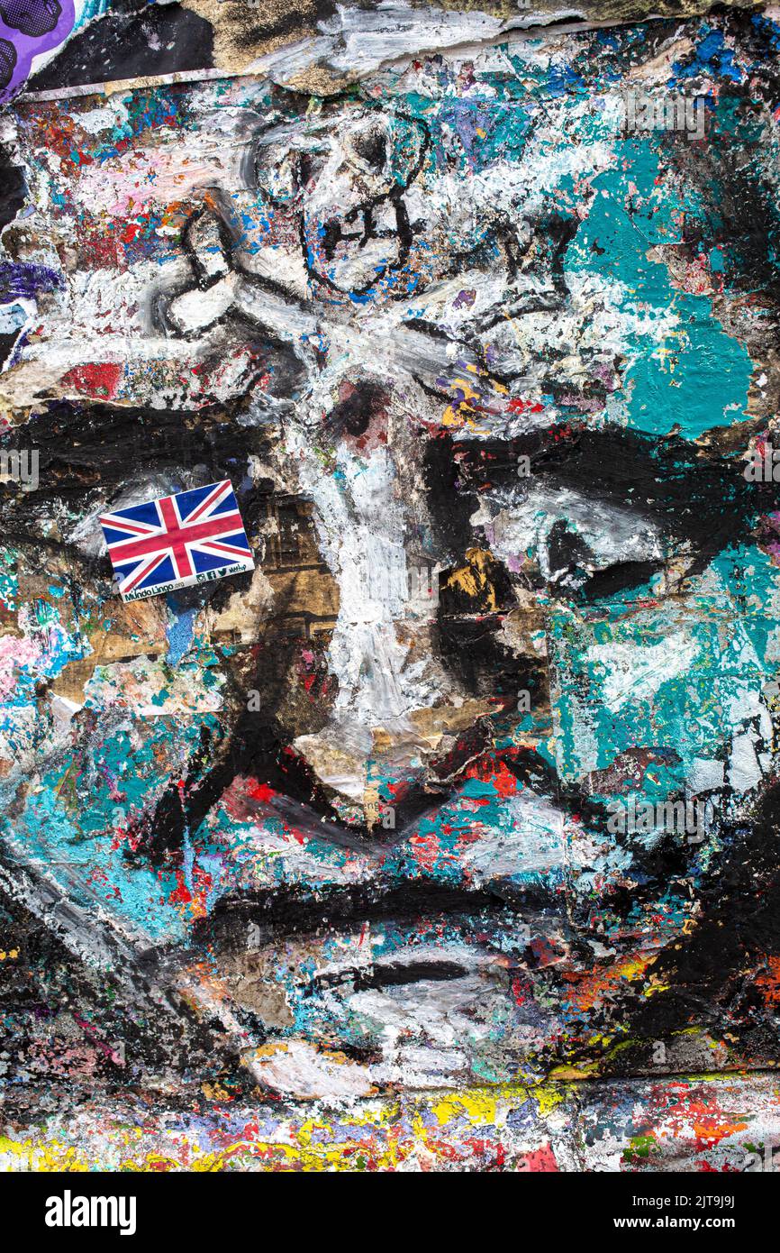 Graffitti an der Wand mit einem menschlichen Gesicht und einem Kreuzbein des Schädels der Union Jack-Flagge Stockfoto