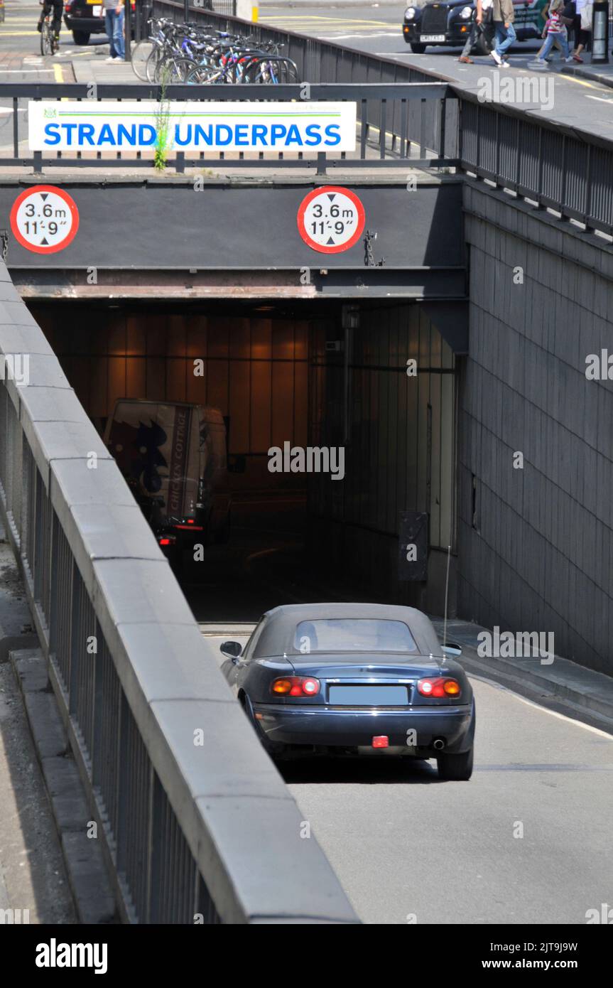 Road tunnel traffic sign -Fotos und -Bildmaterial in hoher Auflösung