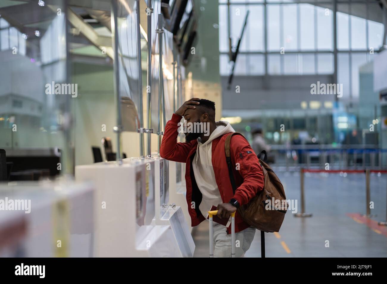 Verärgert afrikanischer Student Kerl am Flughafen Gefühl unsicher über Umzug in ein anderes Land Stockfoto