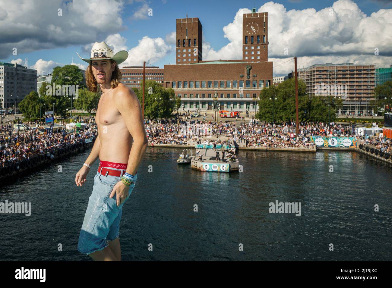 Oslo 20220827.anders Rox Friberg bereitet sich auf den ersten Sprung in Døds 2022, auch Døds Weltmeisterschaft genannt, in Raadhuskaia in Oslo vor. Foto: Heiko Junge / NTB Stockfoto