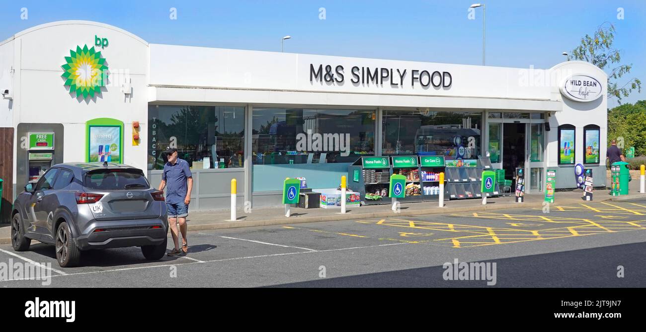 Moderne BPTankstelle M&S Simply Food MiniSupermarkt & Wild Bean Cafe