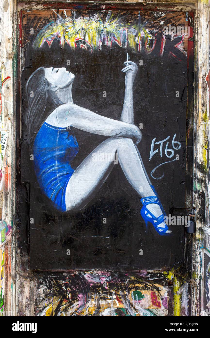 Frau raucht urbane Street Art in Briklane, London, England. Stockfoto