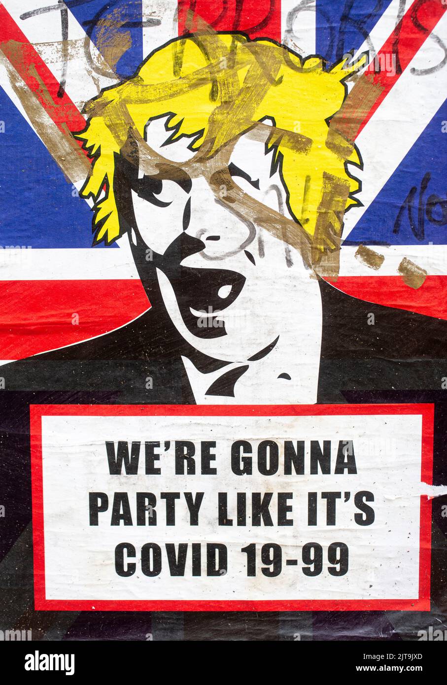 Boris Johnson hinter Union Jack Party Covid 19 Poster an der Wand in Bricklane , London , Großbritannien . Stockfoto