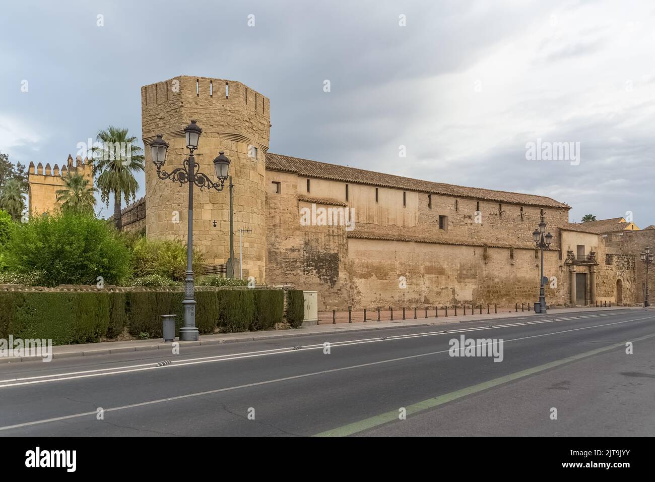 Cordoba Spanien - 09 13 2021: Außenansicht des Alcázar der Festung der christlichen Könige oder des Alcázar von Córdoba, einem mittelalterlichen alcázar im h Stockfoto