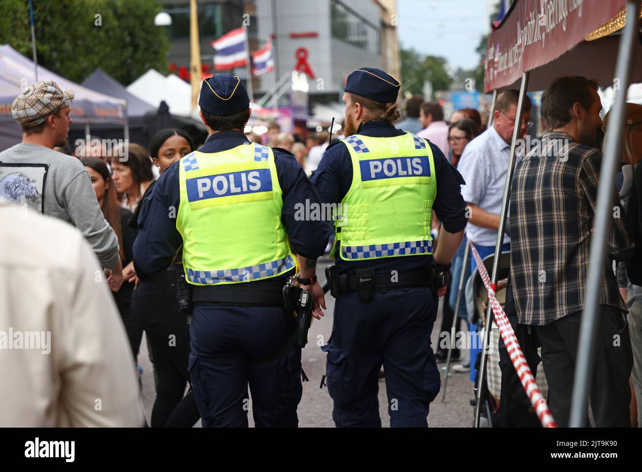 Am Freitagabend internationale Lebensmittelmesse beim Linköping Stadsfest, Linköping, Schweden. Polizeibeamte auf dem Festival. Stockfoto