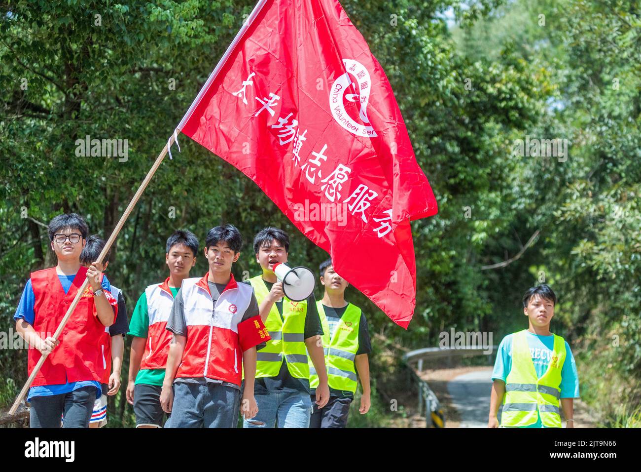 CHONGQING, CHINA - 29. AUGUST 2022 - Rückkehr von Studenten bilden ein Freiwilligendienst-Team, um von Dorf zu Dorf zu gehen, um Waldbrände zu publik zu machen Stockfoto