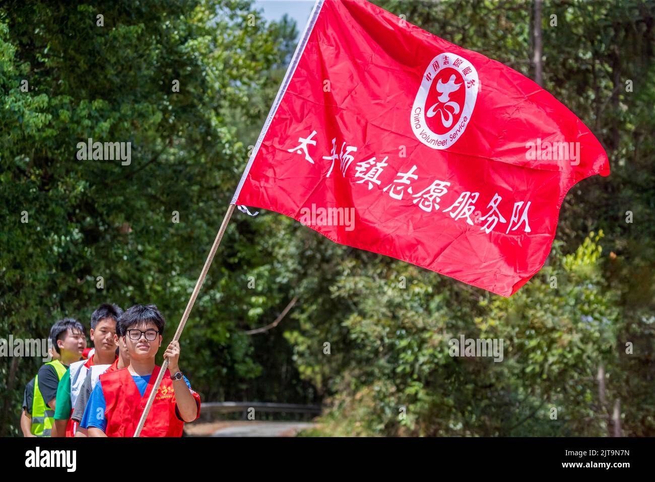 CHONGQING, CHINA - 29. AUGUST 2022 - Rückkehr von Studenten bilden ein Freiwilligendienst-Team, um von Dorf zu Dorf zu gehen, um Waldbrände zu publik zu machen Stockfoto