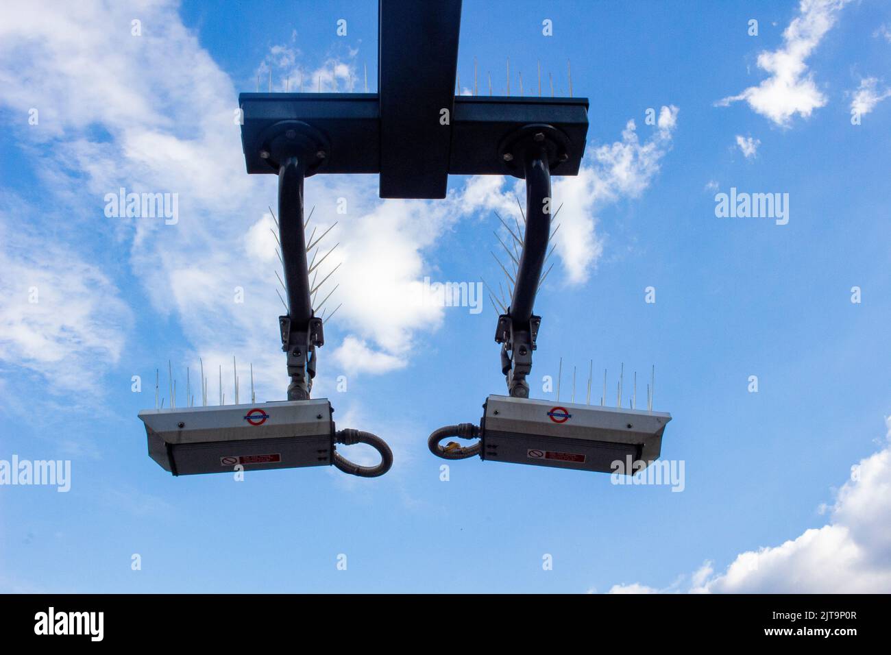 Ein Paar CCTV-Kameras, die den Verkehr in London beobachten und aufzeichnen Stockfoto