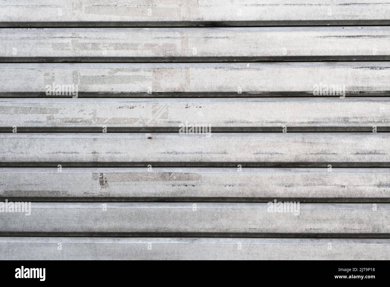 Nahaufnahme der Stahlwandstruktur der Garage, horizontales Linienmuster, grau-vintage gestreifte Tür, Hintergrund. Stockfoto