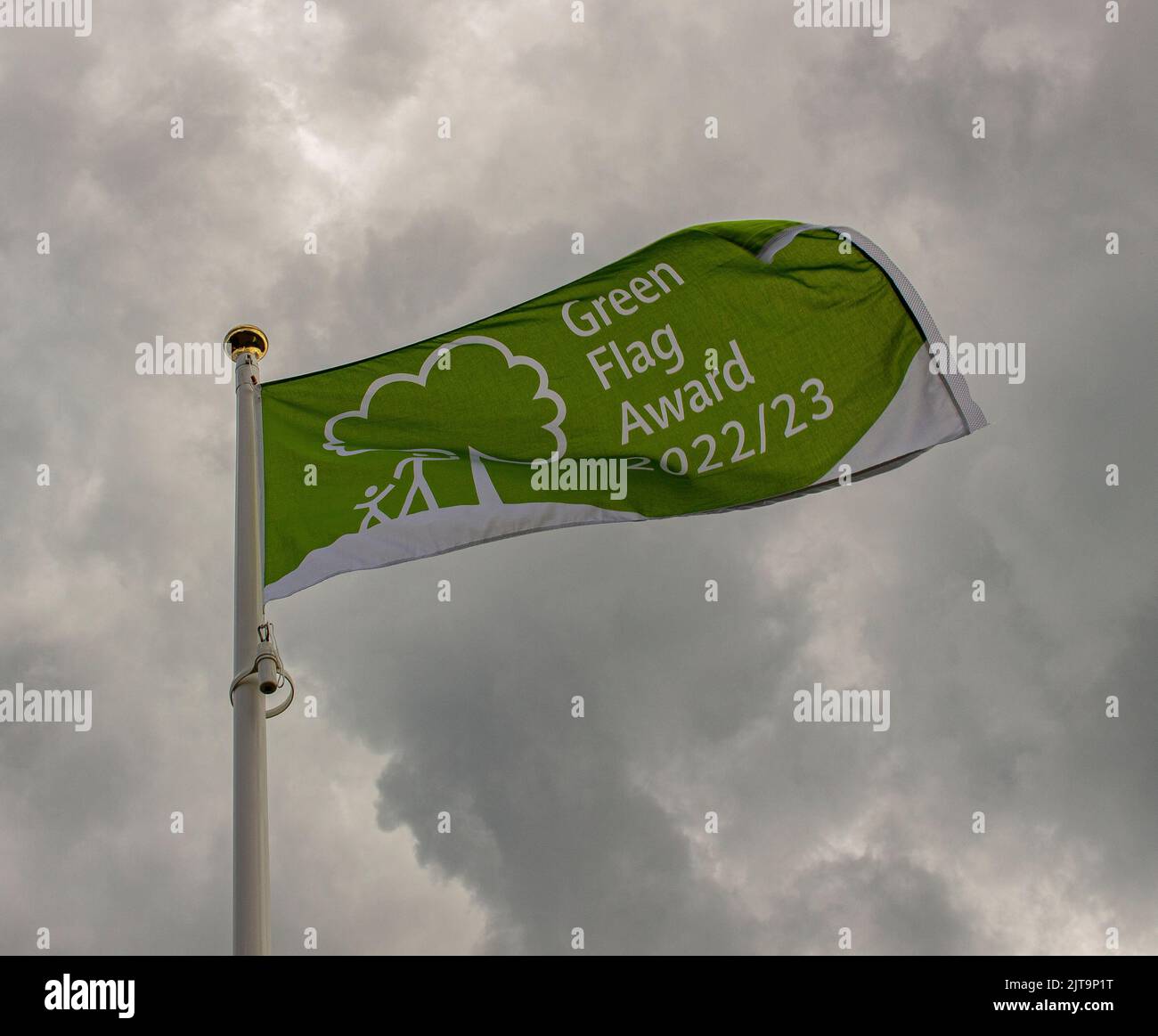 The East Beach, Littlehampton, West Sussex, Großbritannien; eine grüne Flagge auf Fahnenmast, die den Green Flag Award für saubere Strände anzeigt Stockfoto