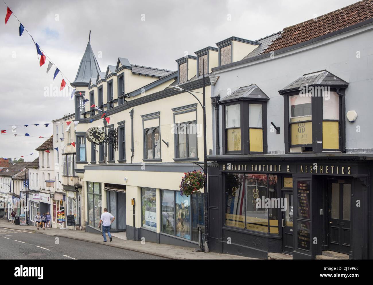 Blick auf die Hauptstraße von chepstow in südwales Stockfoto