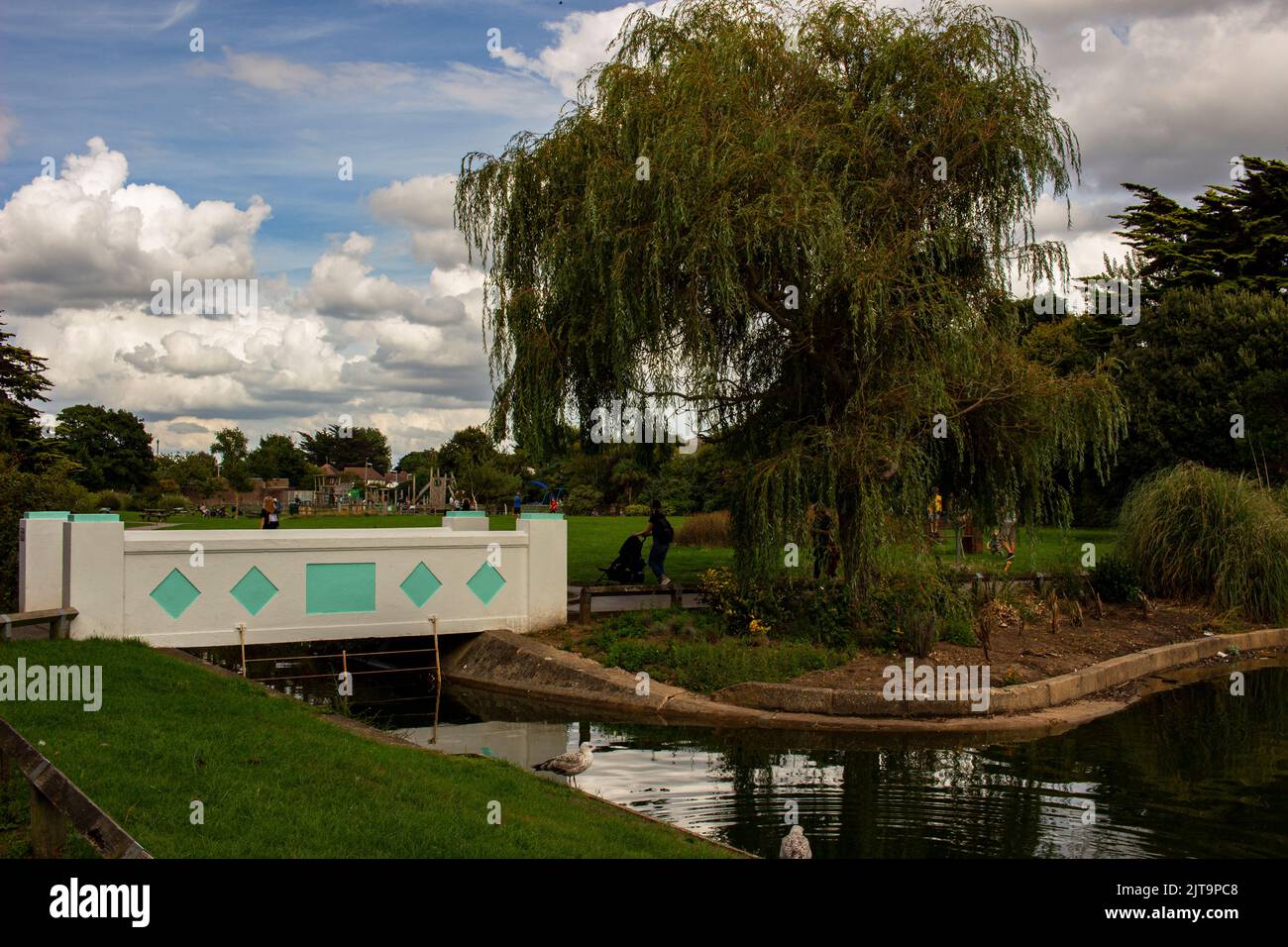 Art déco-Brücke über den See im Mewsbrook Park, Littlehampton, West Sussex, Großbritannien; ein vier Hektar großer Stadtpark im Besitz des Arun District Council, der 1939 eröffnet wurde. Stockfoto