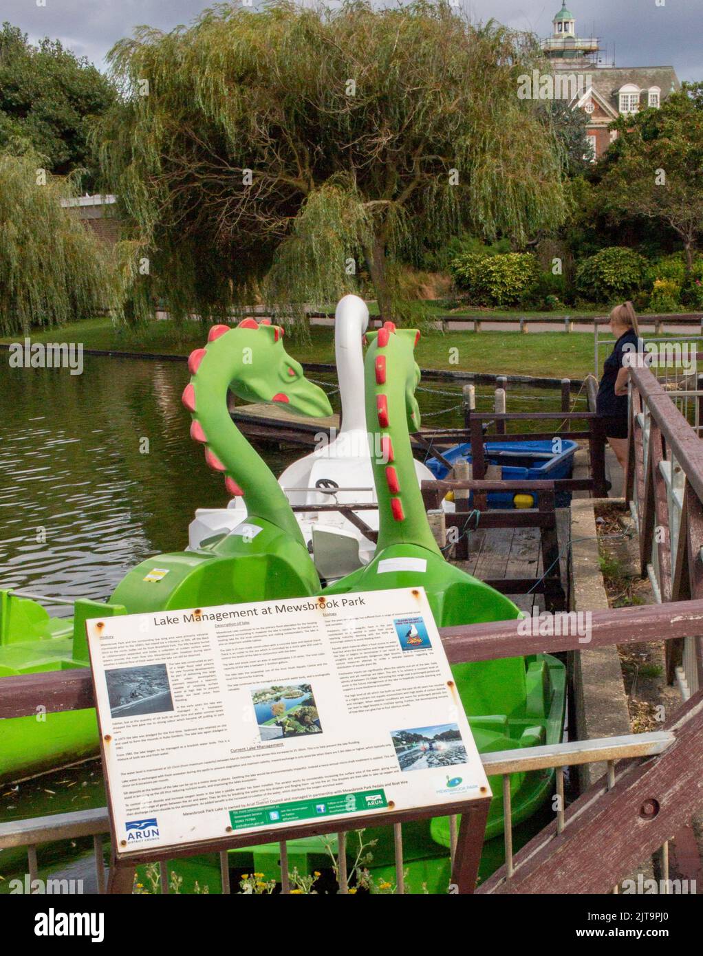 Neuheit Green Dragon Pedalo iMewsbrook Park, Littlehampton, West Sussex, Großbritannien; ein vier Hektar großer Stadtpark im Besitz des Arun District Council, eröffnet im Jahr 1939. Stockfoto