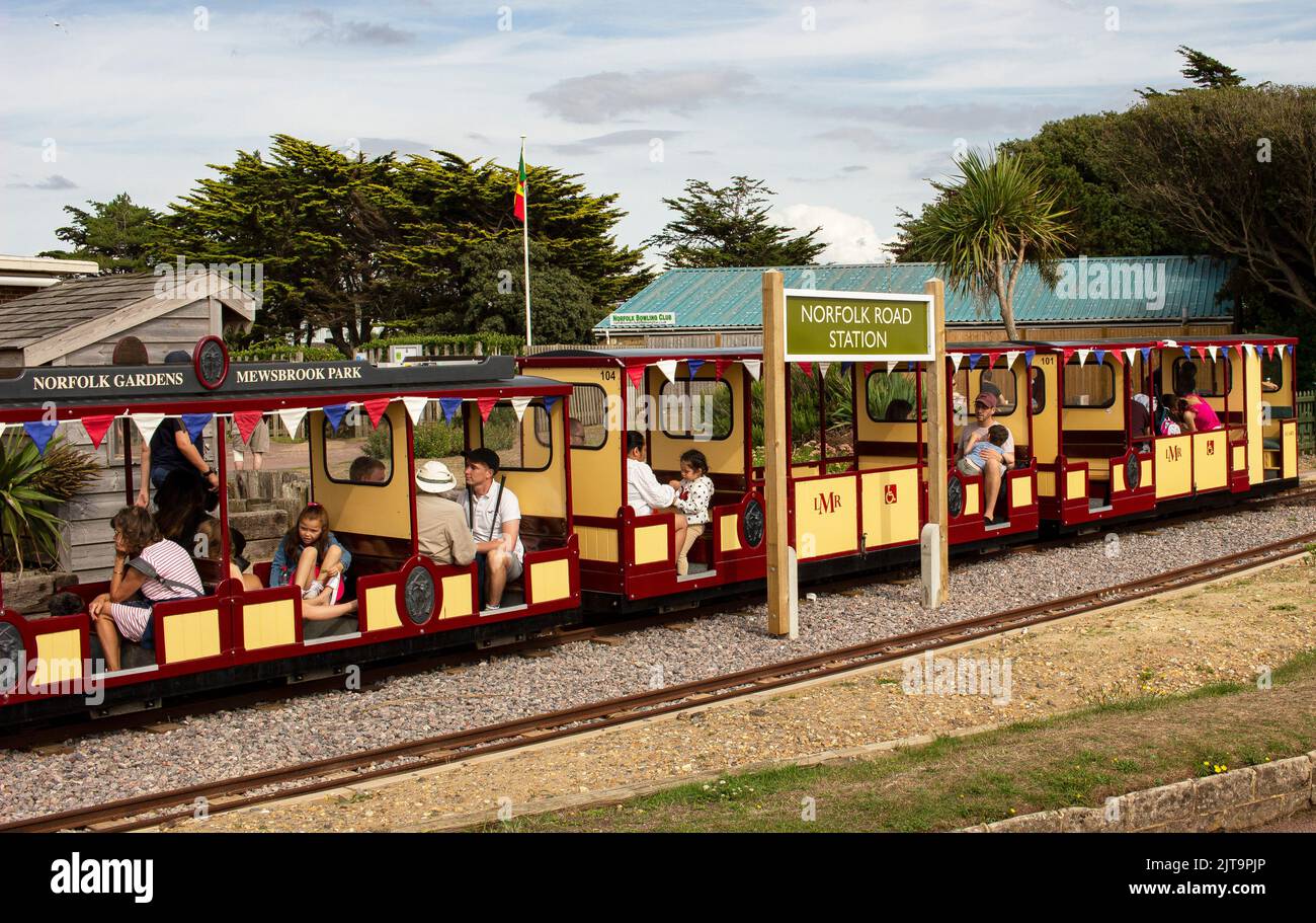 Littlehampton Miniatureisenbahn, die von Norfolk Gardens zum Mewsbrook Park, Littlehampton, West Sussex, Großbritannien, führt Stockfoto