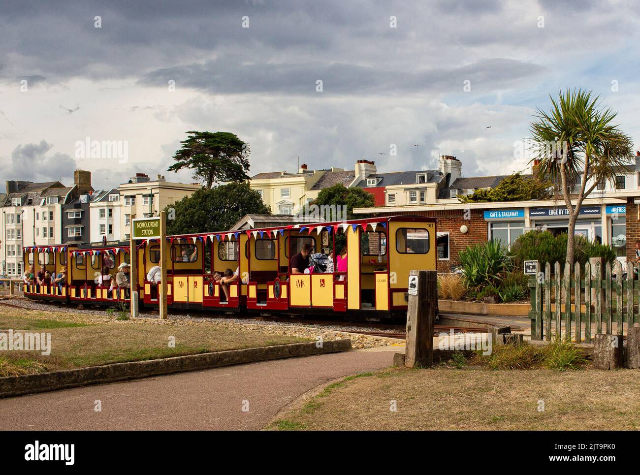 Littlehampton Miniatureisenbahn, die von Norfolk Gardens zum Mewsbrook Park, Littlehampton, West Sussex, Großbritannien, führt Stockfoto