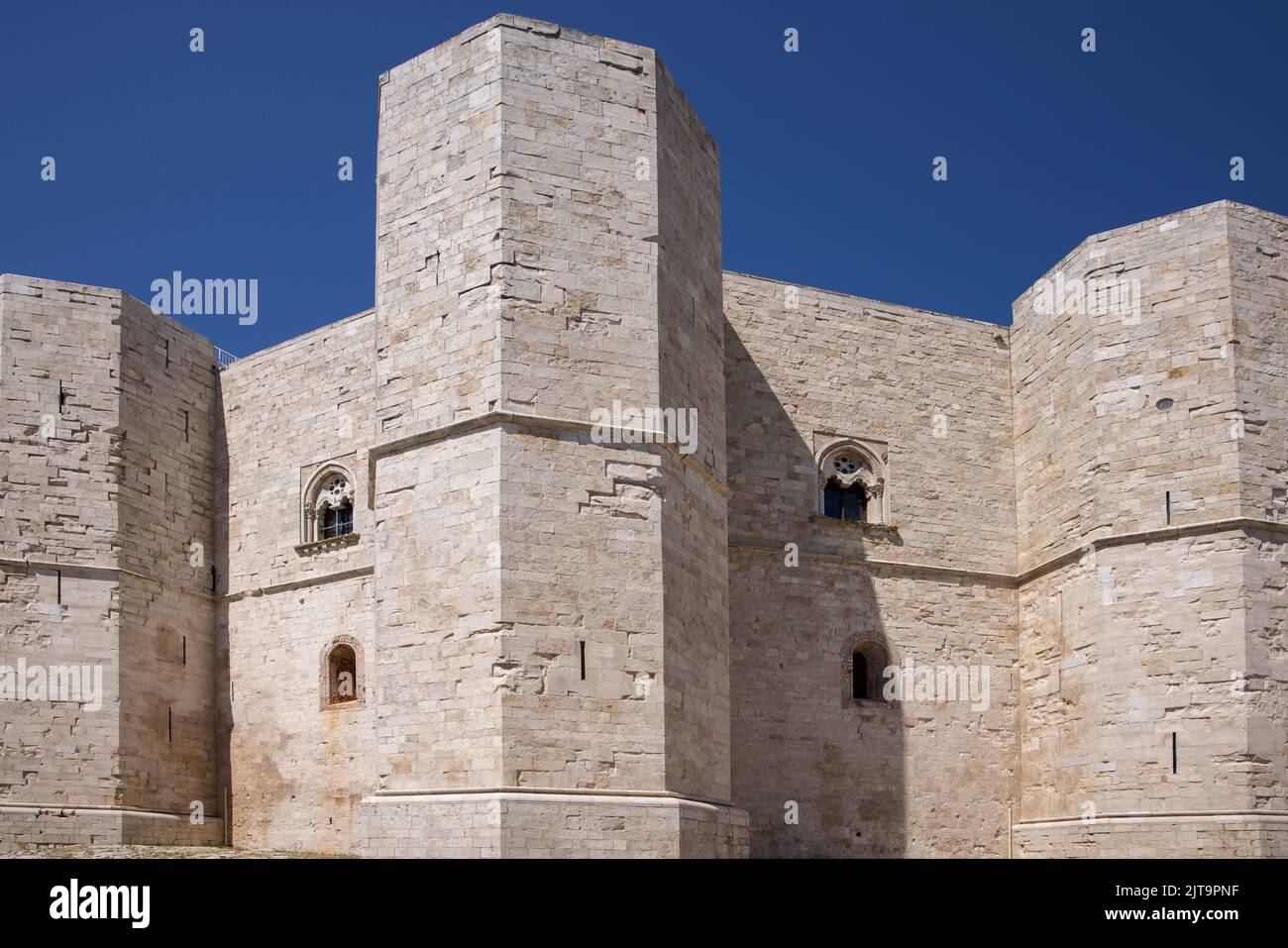 castel del monte ist eine 13.-Jahrhundert-Zitadelle auf einem Hügel in apulien, italien Stockfoto