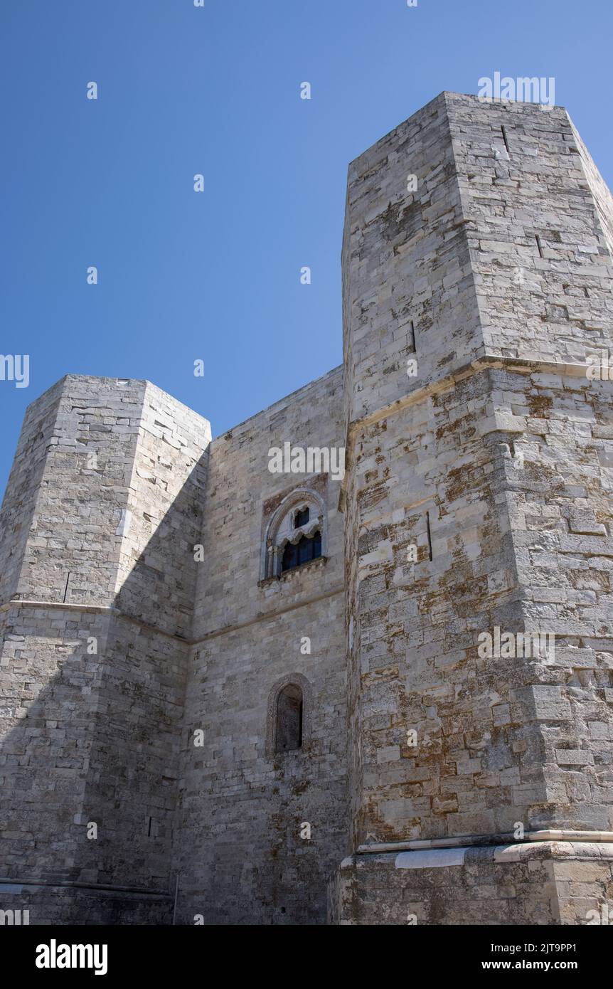 castel del monte ist eine 13.-Jahrhundert-Zitadelle auf einem Hügel in apulien, italien Stockfoto