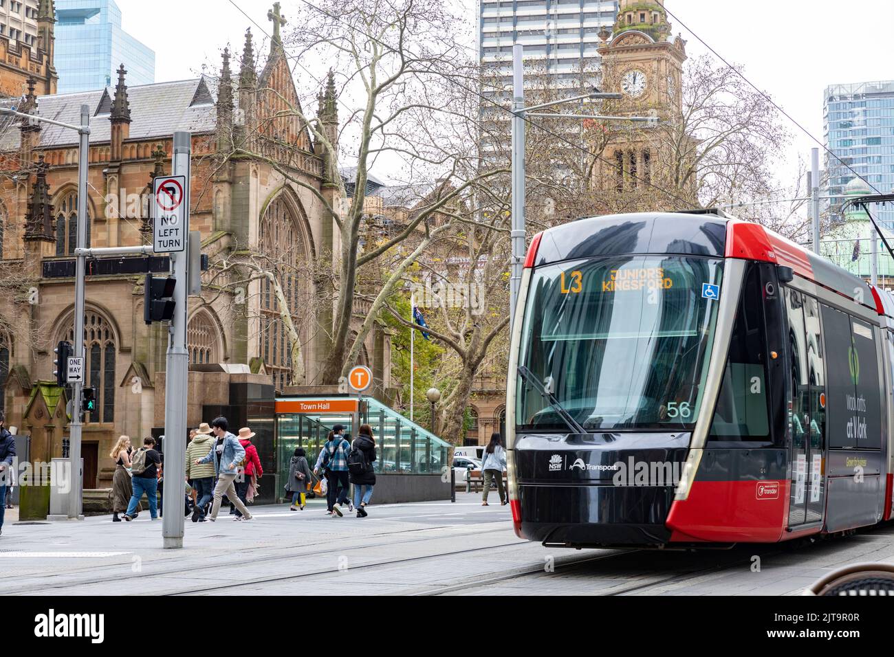 Die Straßenbahn des Stadtbahnhofs von Sydney CBD fährt an der Town Hall Station und der St Andrews Cathedral in der George Street, Sydney, NSW, Australien, vorbei Stockfoto