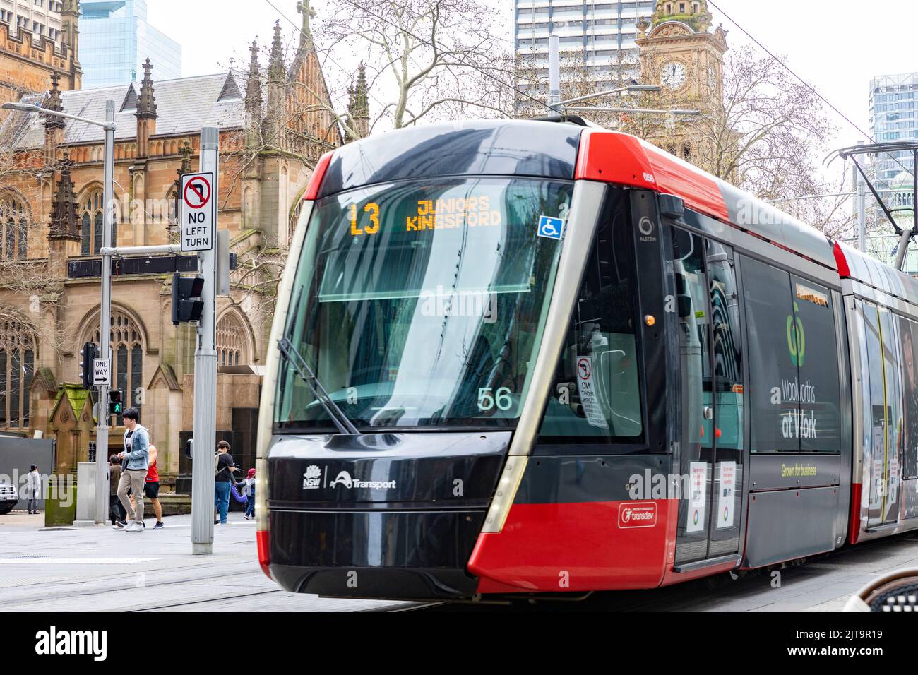 Der Stadtbahnwagen von Sydney CBD fährt an der Town Hall Station und der St Andrews Cathedral in der George Street, Sydney, NSW, Australien, vorbei Stockfoto