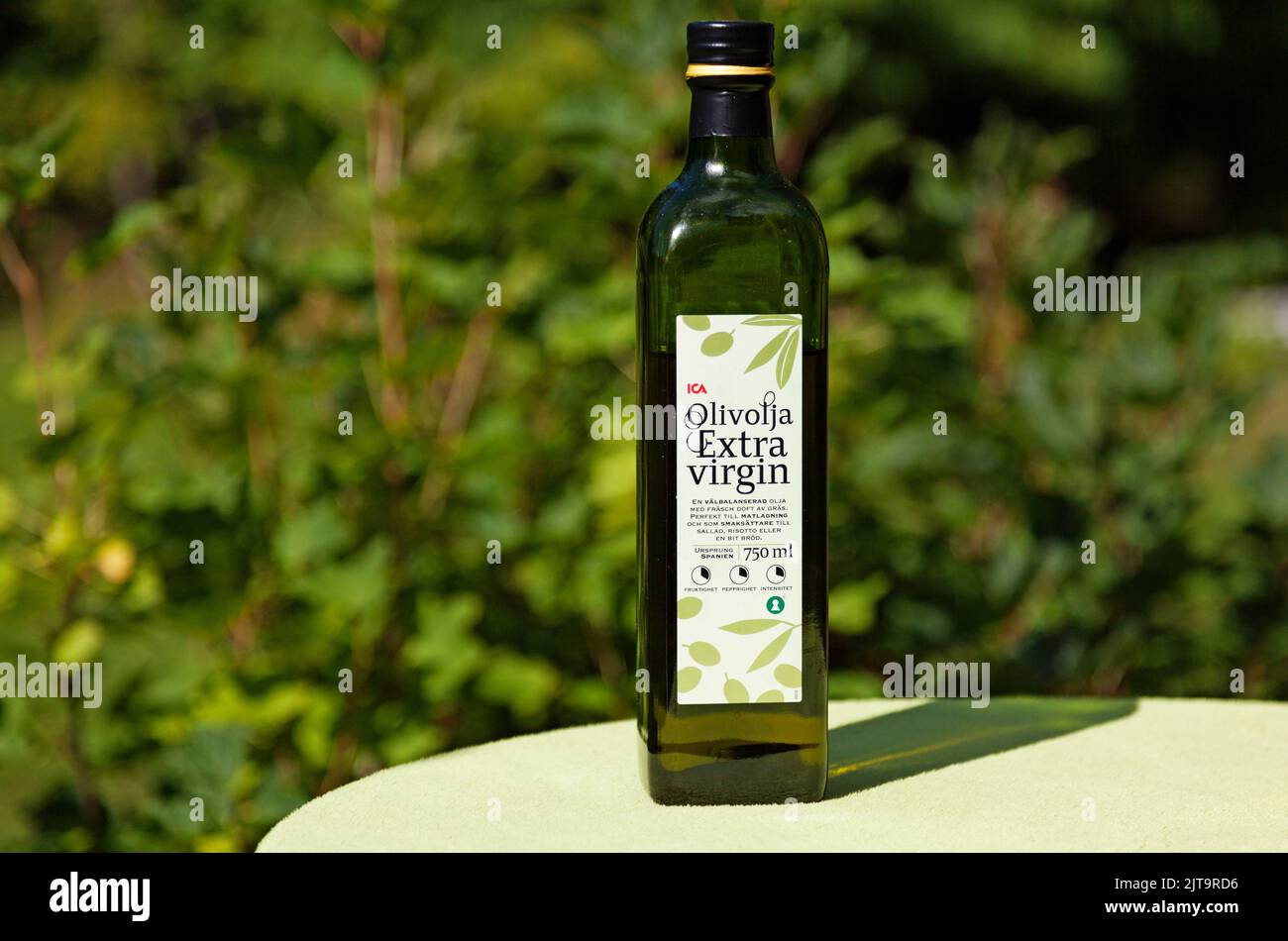 Umea, Norrland Schweden - 8. August 2022: Eine schwedische Glasflasche mit nativem Olivenöl extra auf einem Tisch Stockfoto
