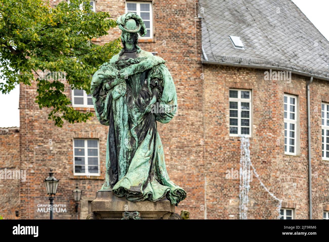 Schloss Moers und Luise-Henriette-Statue in Moers, Nordrhein-Westfalen, Deutschland, Europa | Luise-Henriette-Statue und Schloss Moers in Moers, Stockfoto