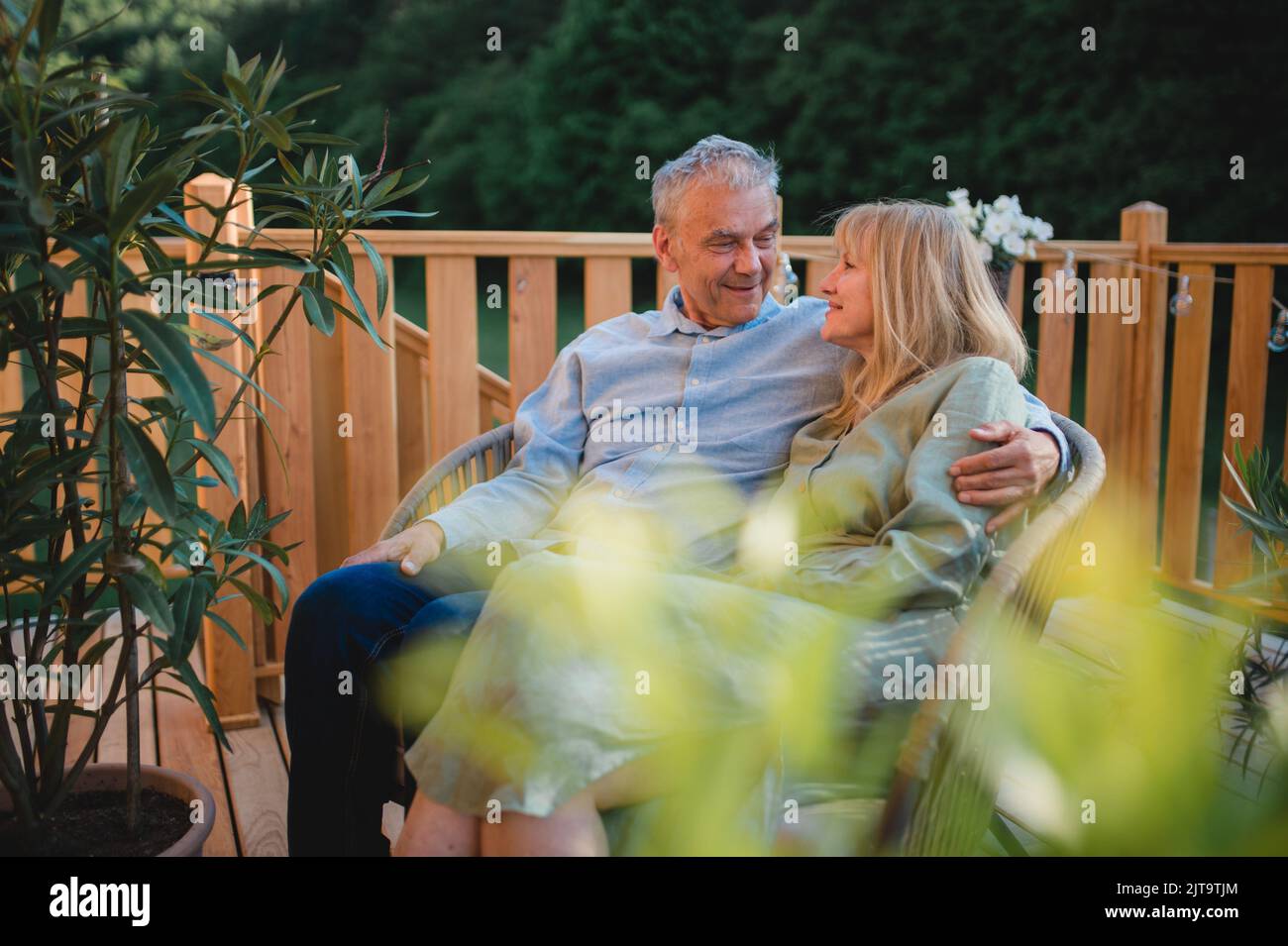 Porträt eines liebevollen Seniorenpaares, das zu Hause im Garten Zeit verbringt. Stockfoto