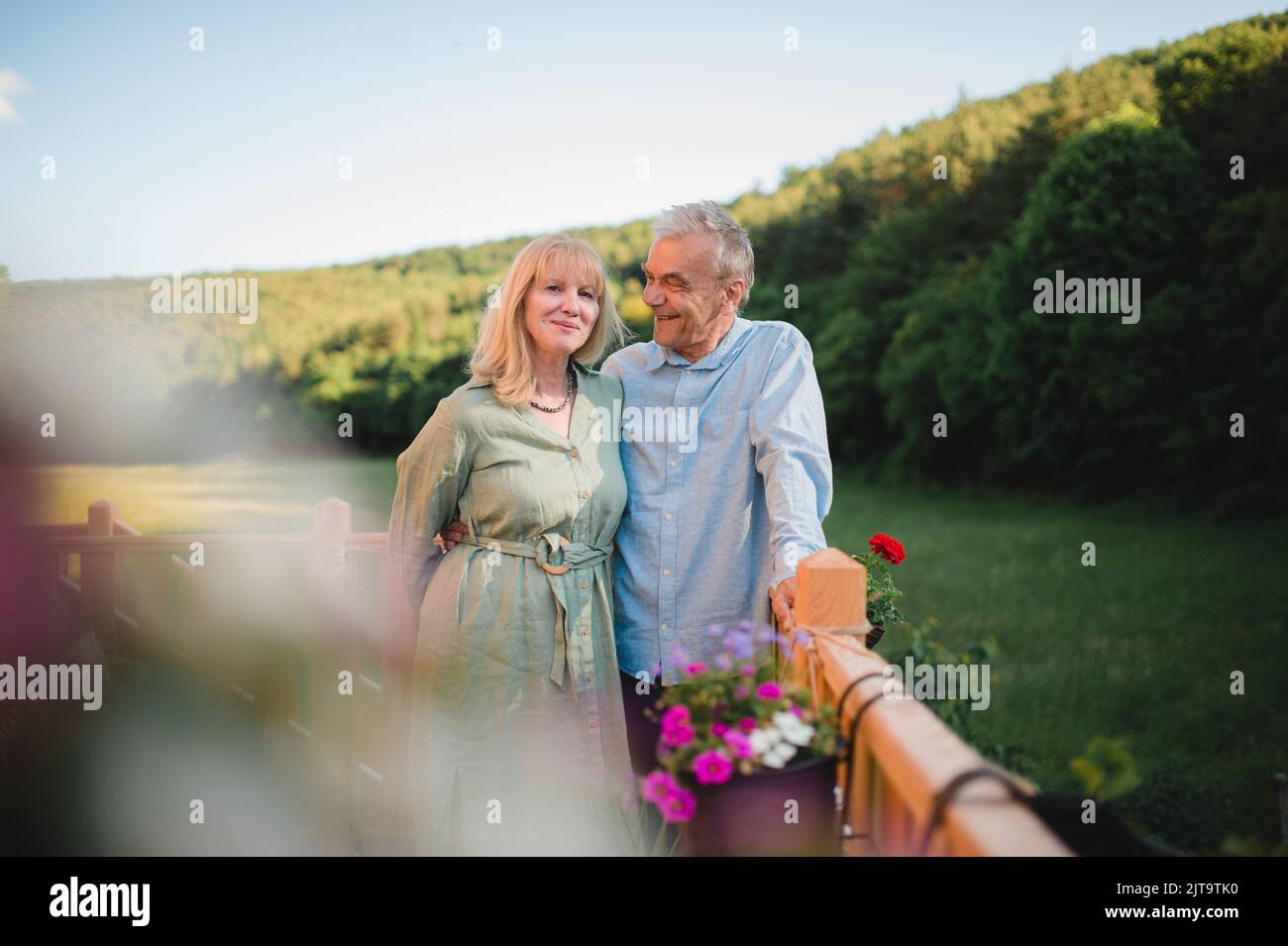 Porträt eines liebevollen Seniorenpaares, das zu Hause im Garten Zeit verbringt. Stockfoto