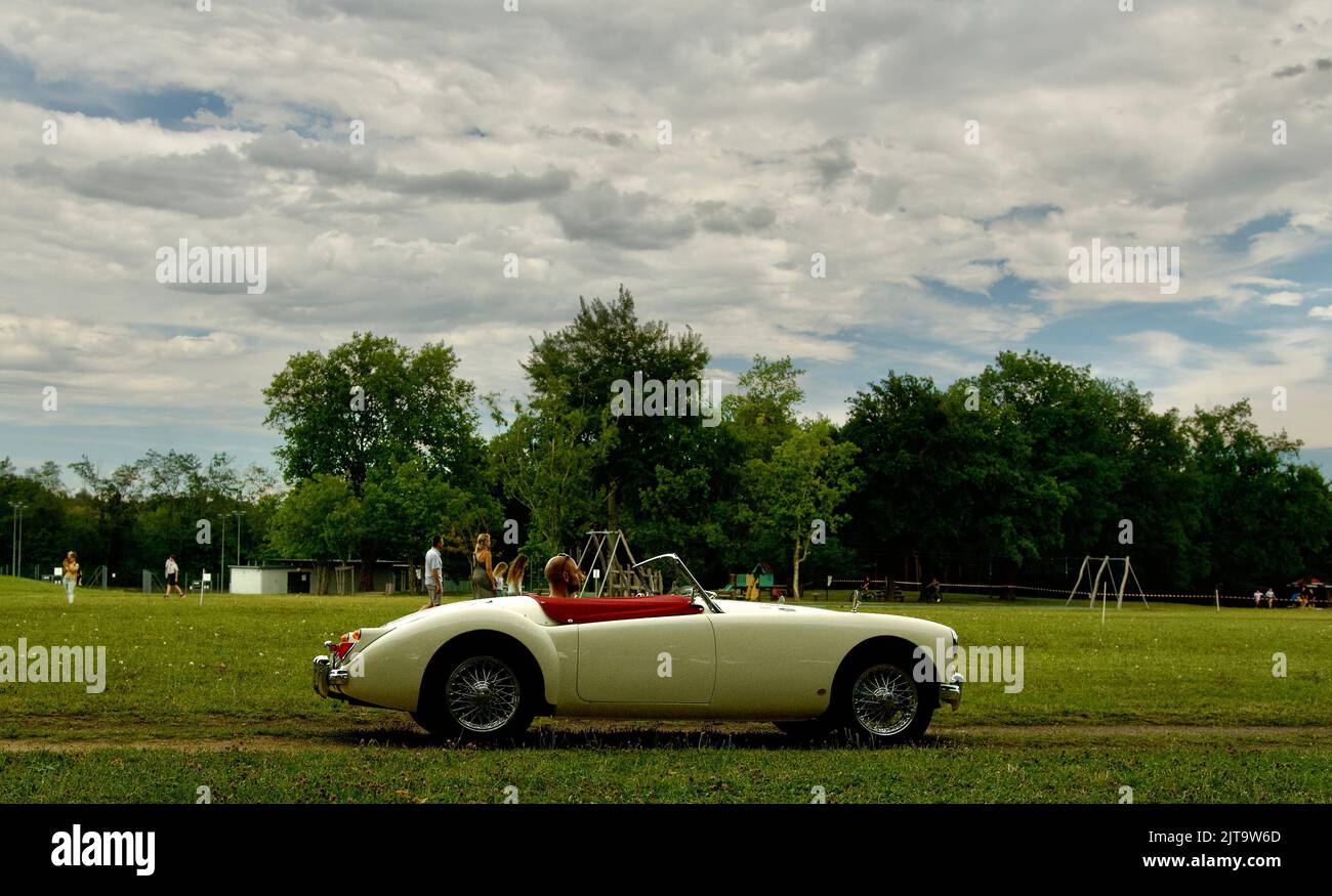 Englischer alter Zeitfahrwagen MG läuft an einem Sommertag auf dem Hypodrom der Tour de Salvagny Stockfoto