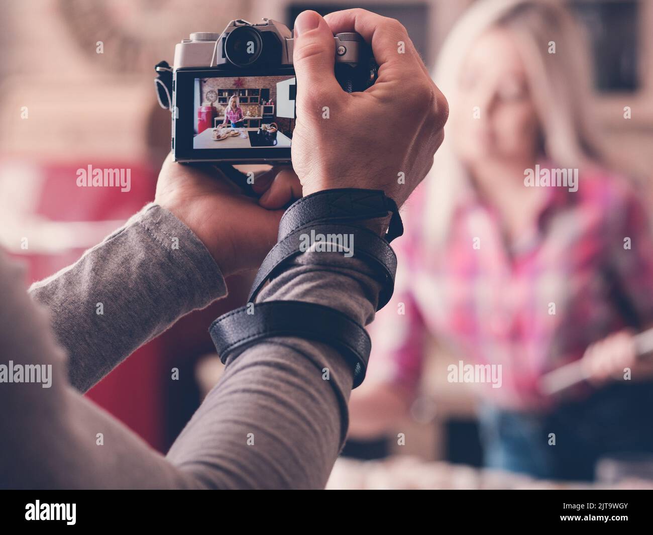 Essen vlog kulinarische Podcast Mann Kamera Frau Stockfoto