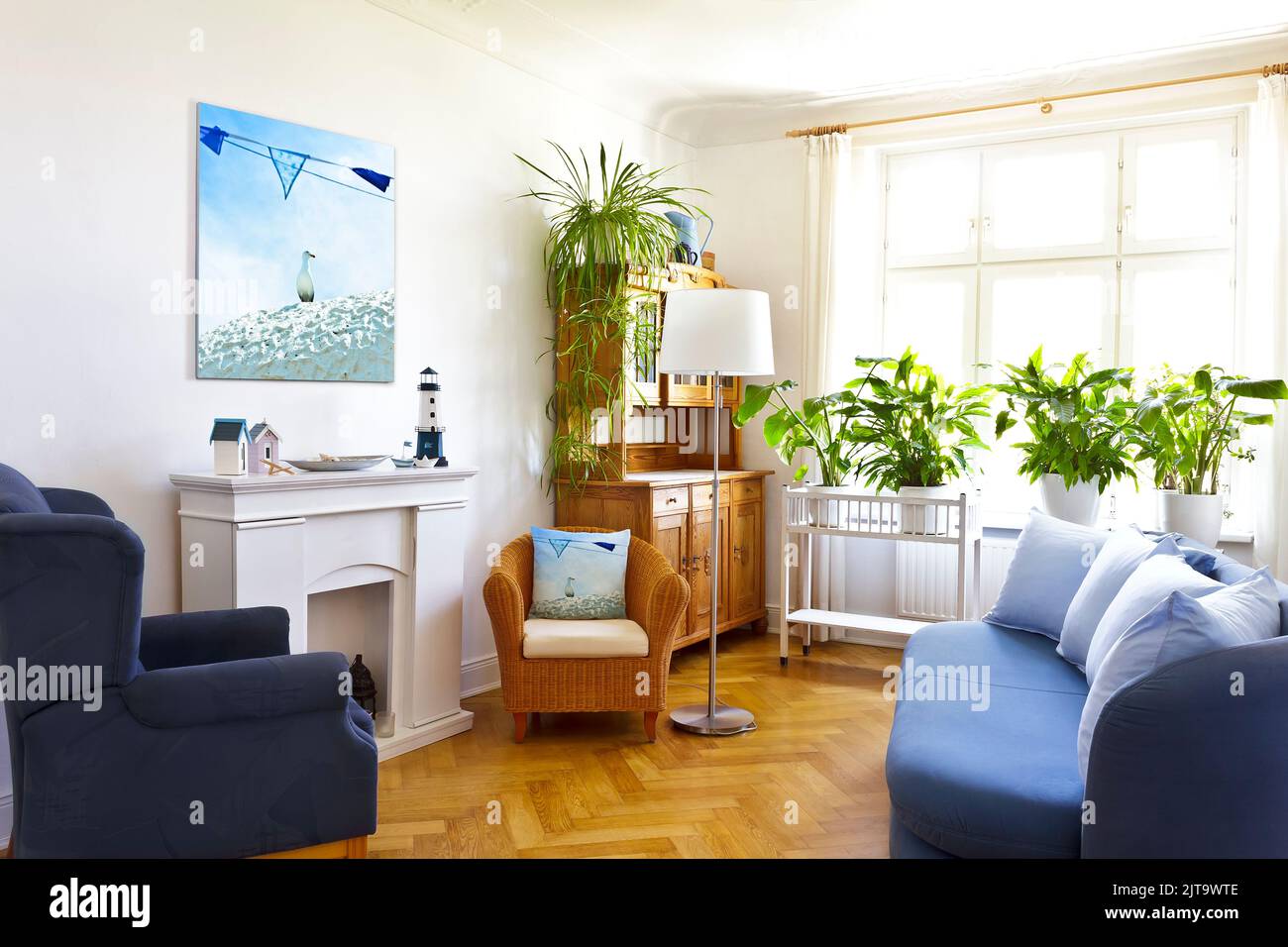 Maßgefertigtes Raumdeko-Konzept: Wohnzimmer mit einem Leinwanddruck eines maritimen Urlaubsfotos und einem Wurfkissen des gleichen Bildes. Stockfoto