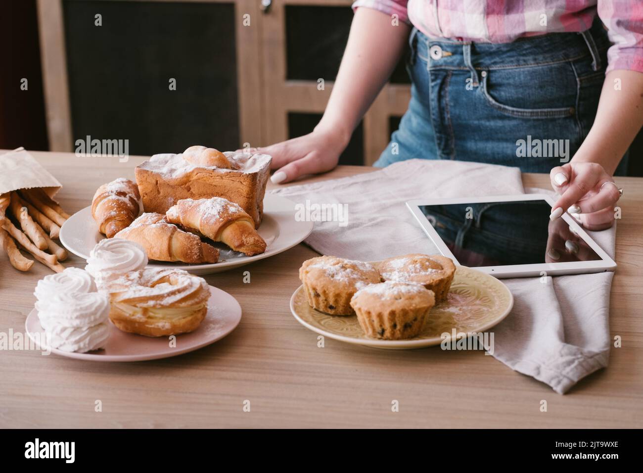 Online Rezept Kuchen Gebäck Kochen weibliche Bäckerei Stockfoto