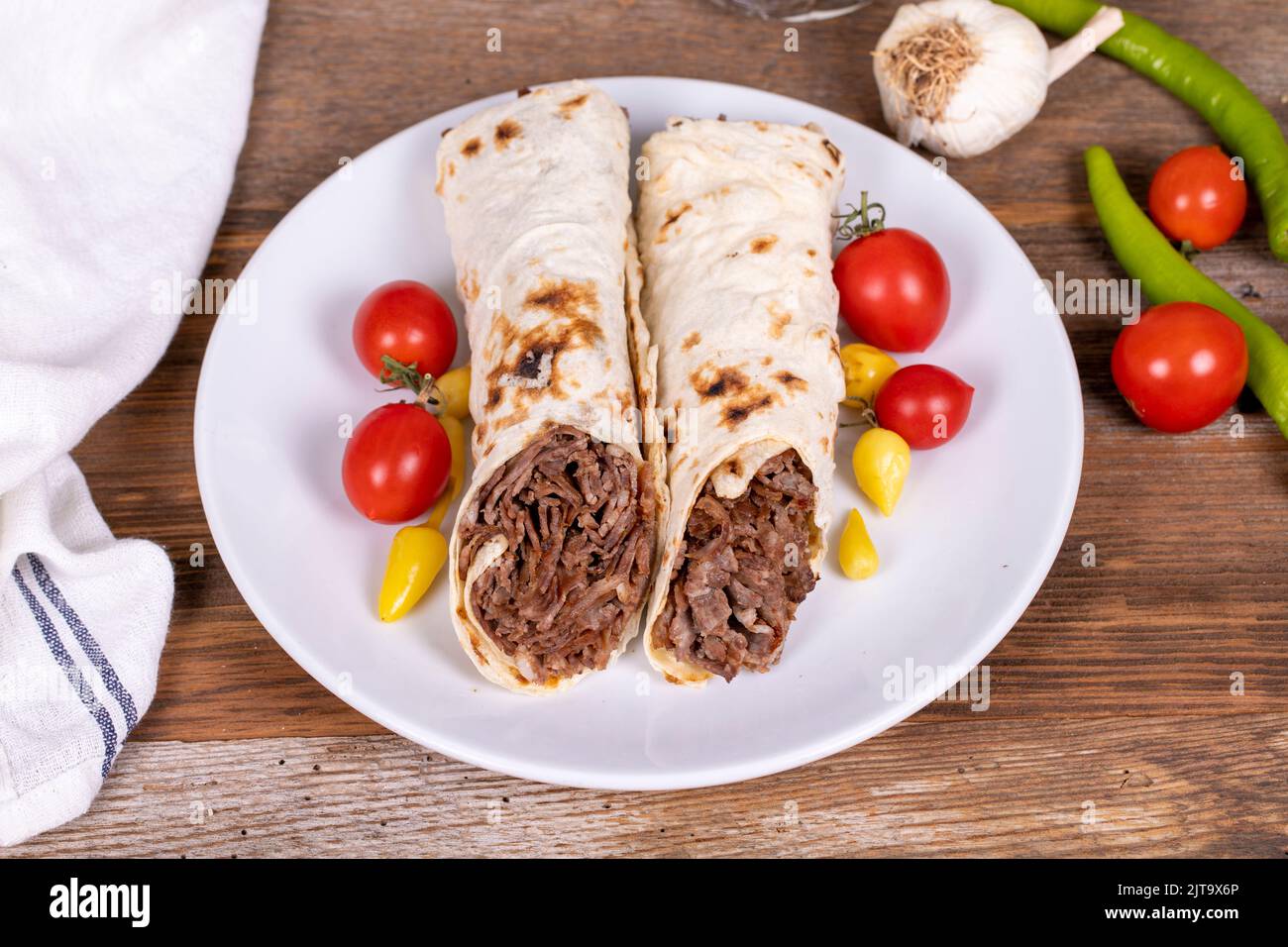 Döner Kebab Einwickeln. Fleisch Döner Kebab auf Holzhintergrund. Traditionelle türkische Küche. Nahaufnahme. Lokaler Name durum et doner Stockfoto