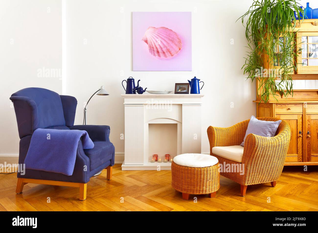Maßgefertigtes Raumdeko-Konzept: Wohnzimmer mit Flügel und Korbsessel und einem quadratischen Leinwanddruck eines rosa Muschelbildes. Stockfoto