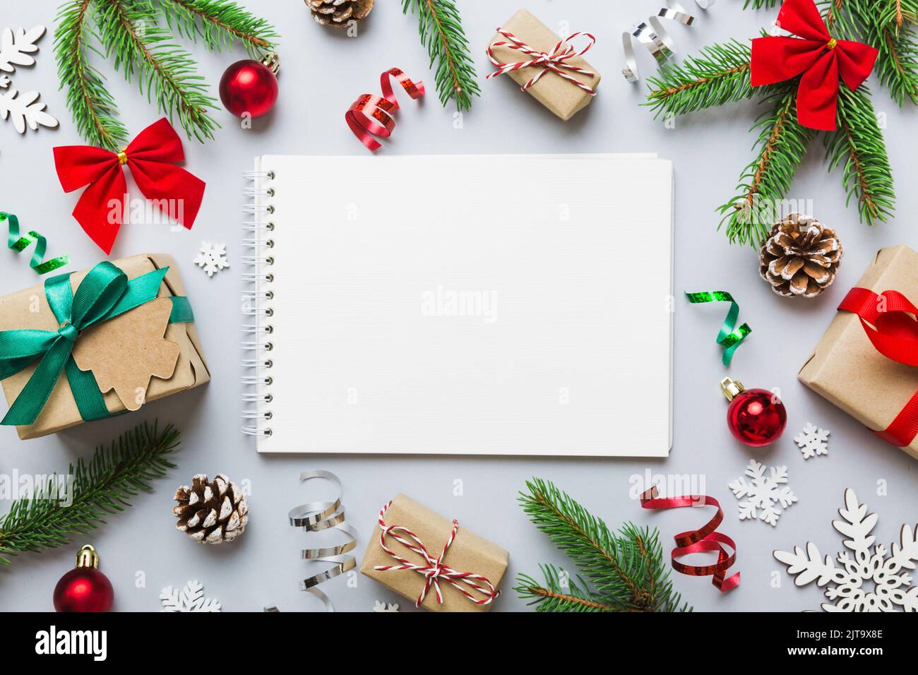 Weihnachtliche, leere GrußkartenMockupSzene. Kreatives Layout aus