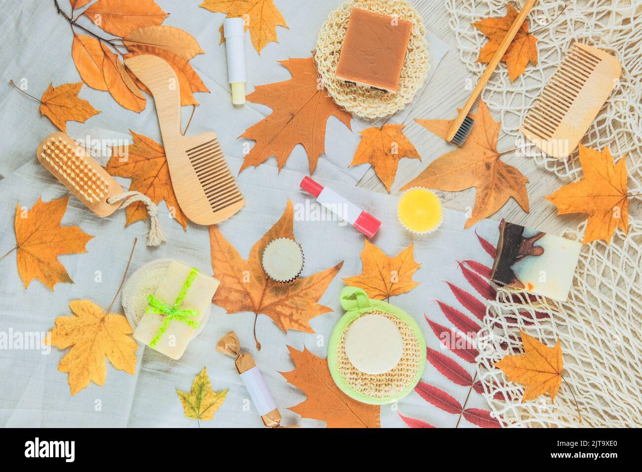 Kosmetik mit natürlichen Inhaltsstoffen für die Körper- und Haarpflege. Handgefertigte Bio-Kosmetikprodukte. Herbstsaison. Draufsicht. Stockfoto