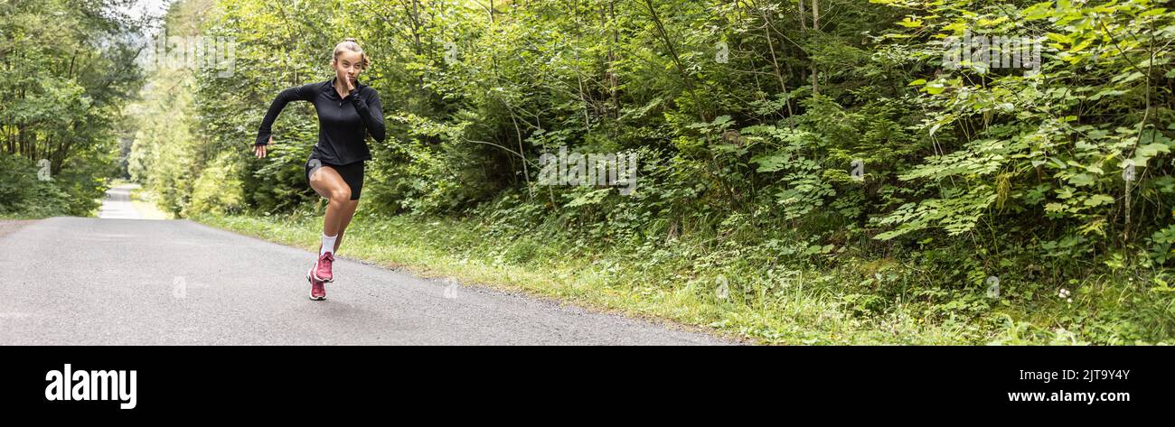 Das Banner einer Sprinterin, die im Sommer durch den Wald lief. Stockfoto