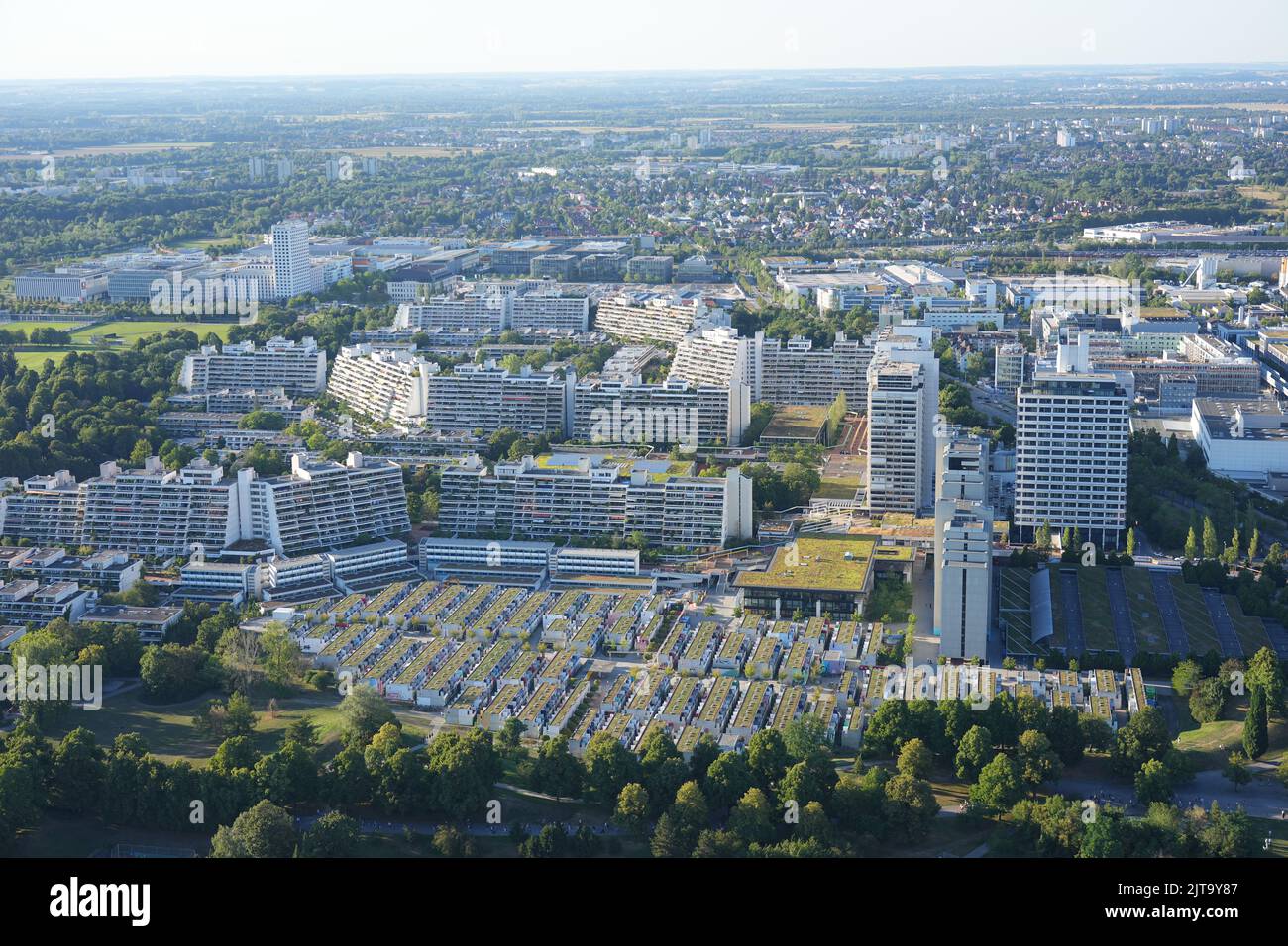 10. August 2022, Bayern, München: Blick vom Fernsehturm auf das Olympische Dorf. Das Wohngebiet ist etwa 40 Hektar groß und wurde für die Olympischen Sommerspiele 1972 gebaut, um Athleten und Journalisten zu beherbergen. Das Olympische Dorf ist Teil des olympischen Geländes und steht seit 1998 unter Ensembleschutz. Foto: Soeren Sache/dpa Stockfoto 10. August 2022, Bayern, München: Blick vom Fernsehturm auf das Olympische Dorf. Das Wohngebiet ist etwa 40 Hektar groß und wurde für die Olympischen Sommerspiele 1972 gebaut, um Athleten und Journalisten zu beherbergen. Das Olympische Dorf ist Teil des olympischen Geländes und steht seit 1998 unter Ensembleschutz. Foto: Soeren Sache/dpa Stockfoto