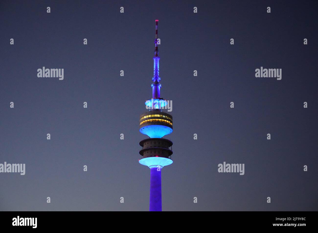 München, Deutschland. 10. August 2022. Der Olympiaturm ist am Abend blau beleuchtet. Der Fernsehturm im Olympiapark ist über 290 Meter hoch und wurde 1968 eröffnet. Quelle: Soeren Stache/dpa/Alamy Live News Stockfoto