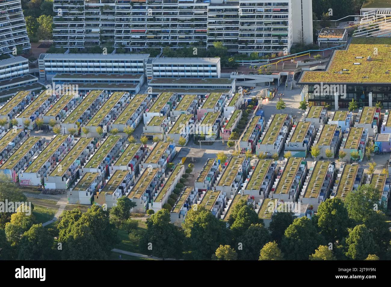 10. August 2022, Bayern, München: Blick vom Fernsehturm auf das Olympische Dorf. Das Wohngebiet ist etwa 40 Hektar groß und wurde für die Olympischen Sommerspiele 1972 gebaut, um Athleten und Journalisten zu beherbergen. Das Olympische Dorf ist Teil des olympischen Geländes und steht seit 1998 unter Ensembleschutz. Foto: Soeren Sache/dpa Stockfoto 10. August 2022, Bayern, München: Blick vom Fernsehturm auf das Olympische Dorf. Das Wohngebiet ist etwa 40 Hektar groß und wurde für die Olympischen Sommerspiele 1972 gebaut, um Athleten und Journalisten zu beherbergen. Das Olympische Dorf ist Teil des olympischen Geländes und steht seit 1998 unter Ensembleschutz. Foto: Soeren Sache/dpa Stockfoto