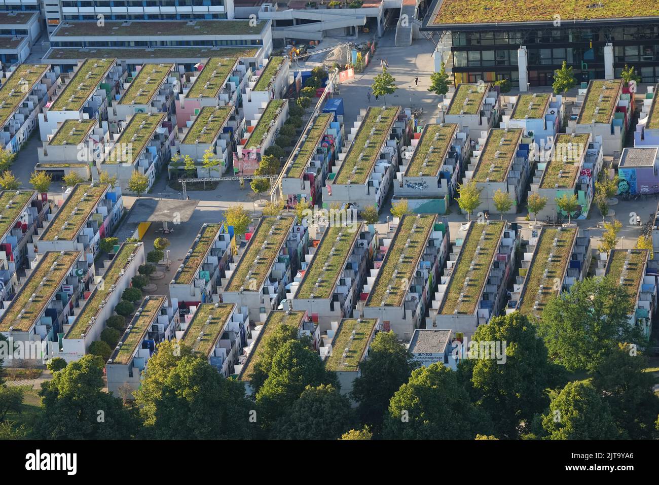 10. August 2022, Bayern, München: Blick vom Fernsehturm auf das Olympische Dorf. Das Wohngebiet ist etwa 40 Hektar groß und wurde für die Olympischen Sommerspiele 1972 gebaut, um Athleten und Journalisten zu beherbergen. Das Olympische Dorf ist Teil des olympischen Geländes und steht seit 1998 unter Ensembleschutz. Foto: Soeren Sache/dpa Stockfoto 10. August 2022, Bayern, München: Blick vom Fernsehturm auf das Olympische Dorf. Das Wohngebiet ist etwa 40 Hektar groß und wurde für die Olympischen Sommerspiele 1972 gebaut, um Athleten und Journalisten zu beherbergen. Das Olympische Dorf ist Teil des olympischen Geländes und steht seit 1998 unter Ensembleschutz. Foto: Soeren Sache/dpa Stockfoto