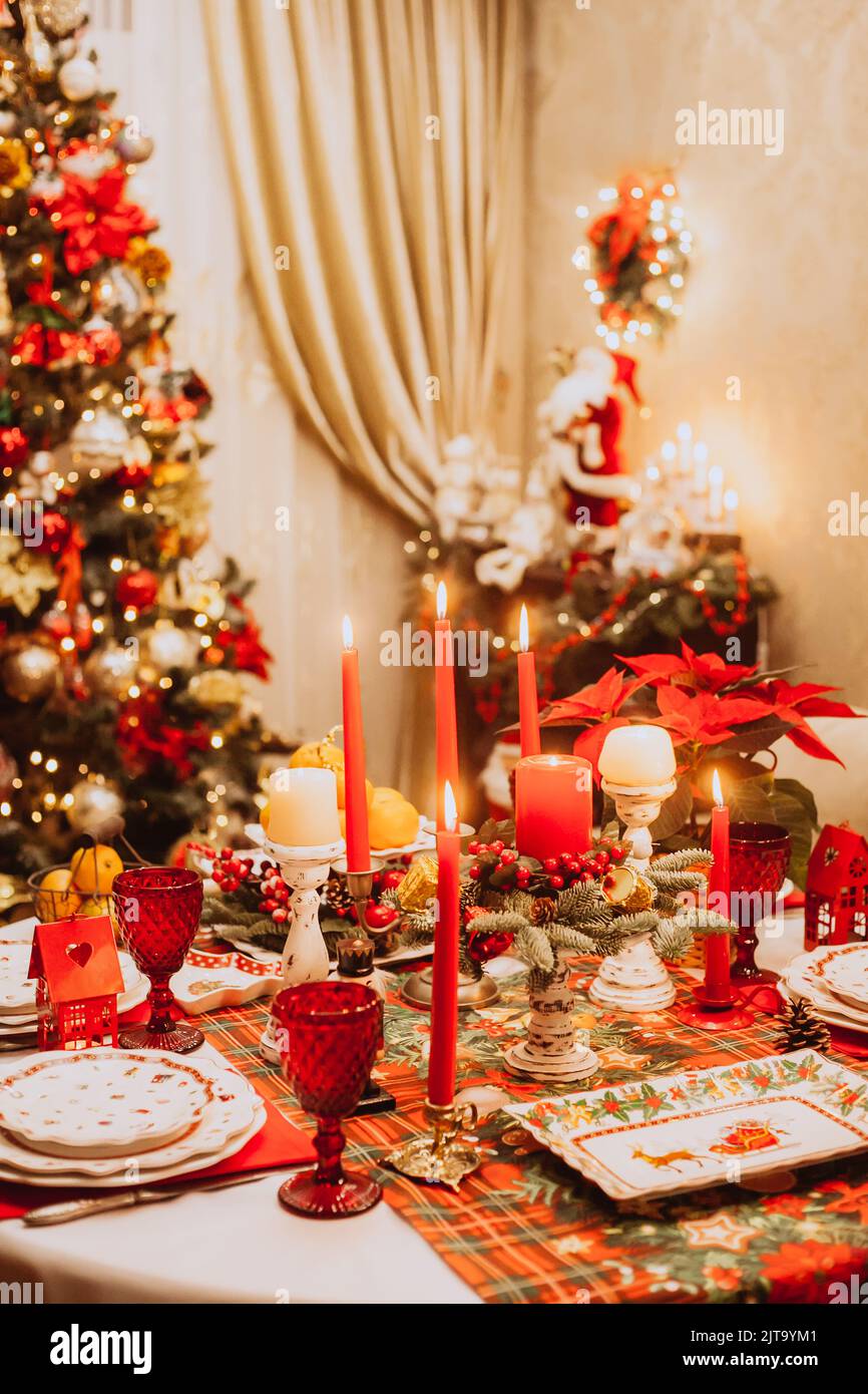 Weihnachts-Servieren zu Hause auf dem Hintergrund des Weihnachtsbaums. Warten auf Gäste. Stockfoto