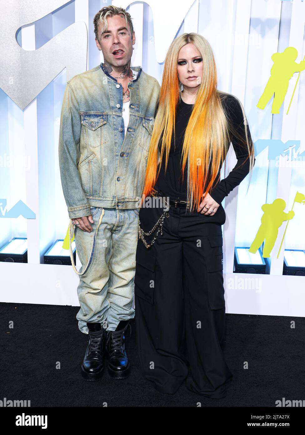 NEWARK, NEW JERSEY, USA - 28. AUGUST: Mod Sun und Avril Lavigne kommen bei den MTV Video Music Awards 2022 an, die am 28. August 2022 im Prudential Center in Newark, New Jersey, USA, verliehen wurden. (Foto von Xavier Collin/Image Press Agency) Stockfoto